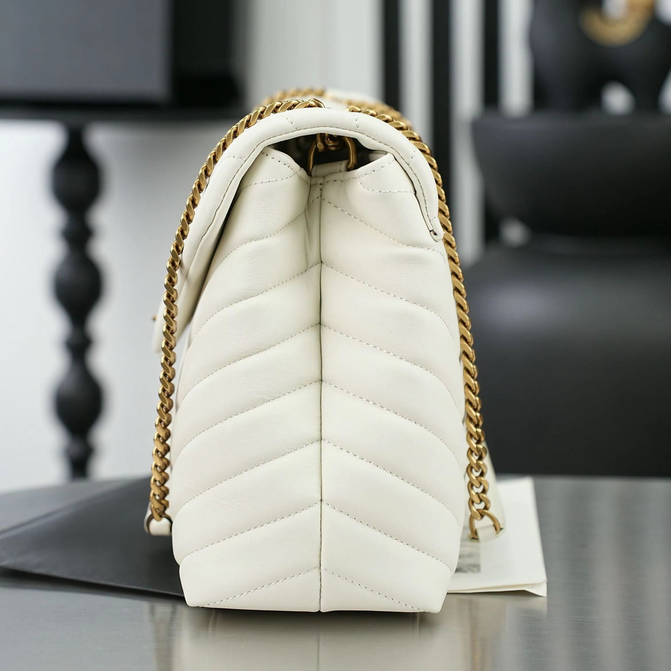 Chain Crossbody Quilted - Klasyczna biała torebka z miękkiej skóry