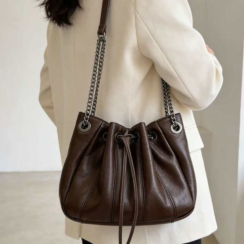 Chain Crossbody Quilted - Modna torba typu bucket bag ze