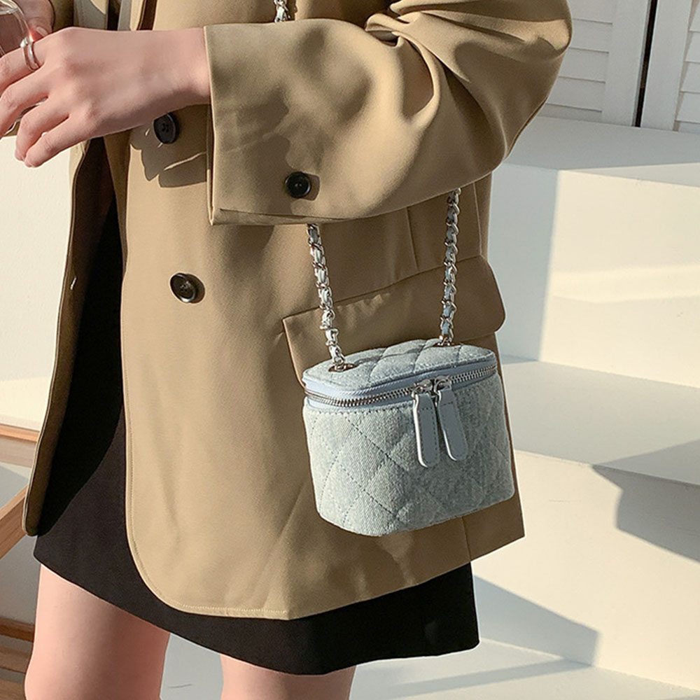 Chain Crossbody Quilted - Mała pikowana torebka crossbody w kształcie