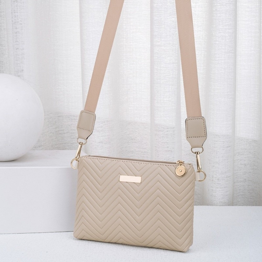 Chain Crossbody Quilted - Torebka crossbody z łańcuszkiem, pikowana, wzór