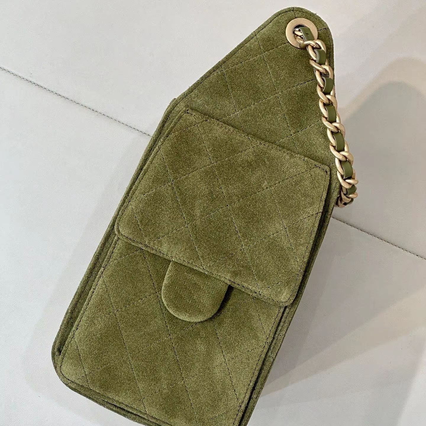 Chain Crossbody Quilted - Oliwkowa zielona zamszowa pikowana torebka crossbody