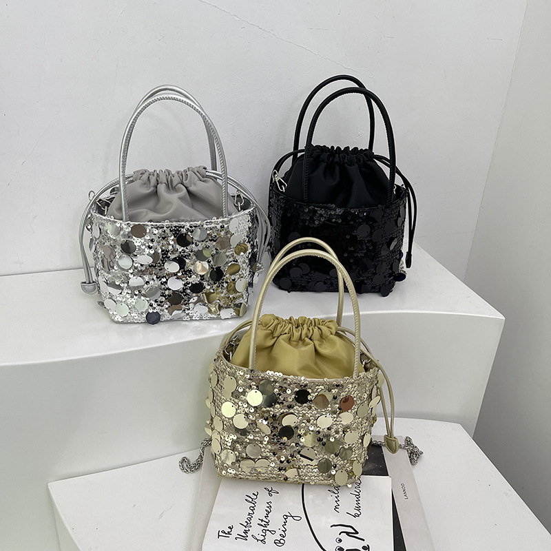 Torebki typu bucket z cekinami – Luxury Bags News recenzja i cena