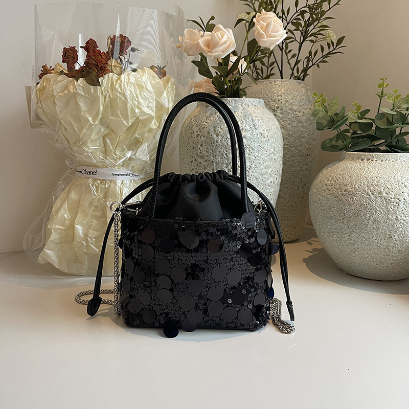 Torebki typu bucket z cekinami – Luxury Bags News recenzja i cena