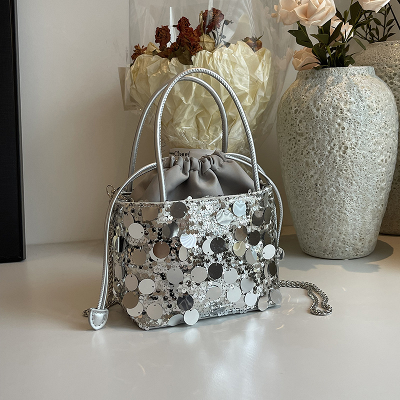 Torebki typu bucket z cekinami – Luxury Bags News recenzja i cena
