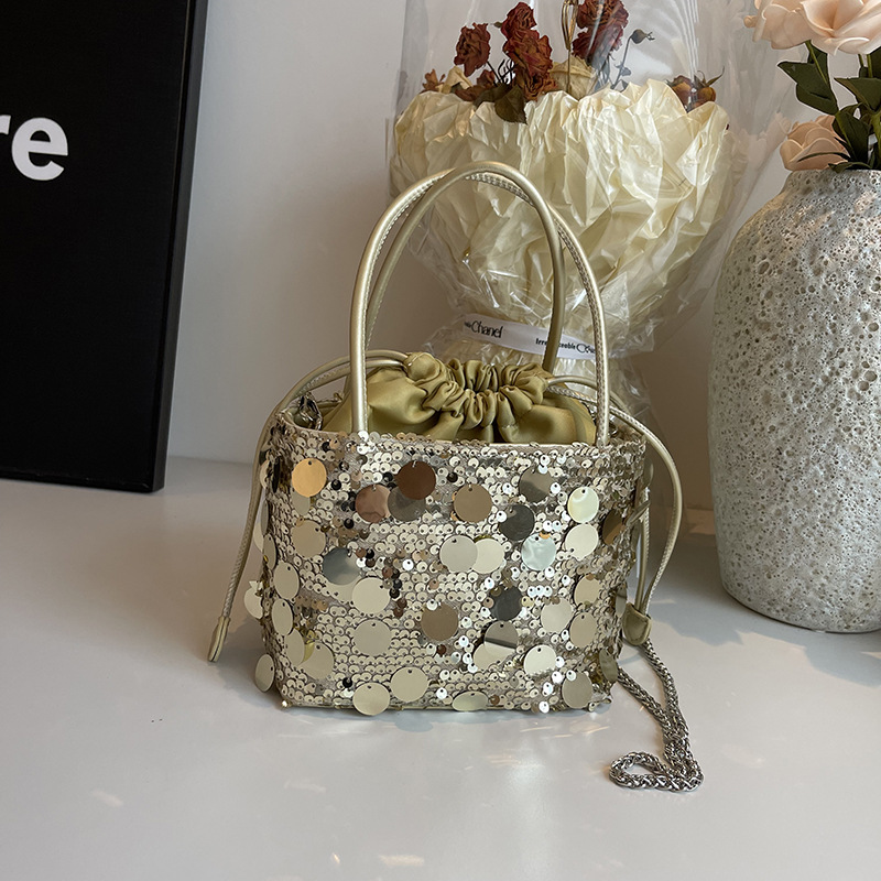 Torebki typu bucket z cekinami – Luxury Bags News recenzja i cena