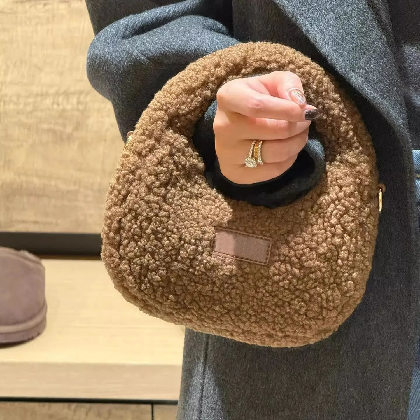Torebka damska z wełny jagnięc – Half Moon Bag Suede recenzja i cena