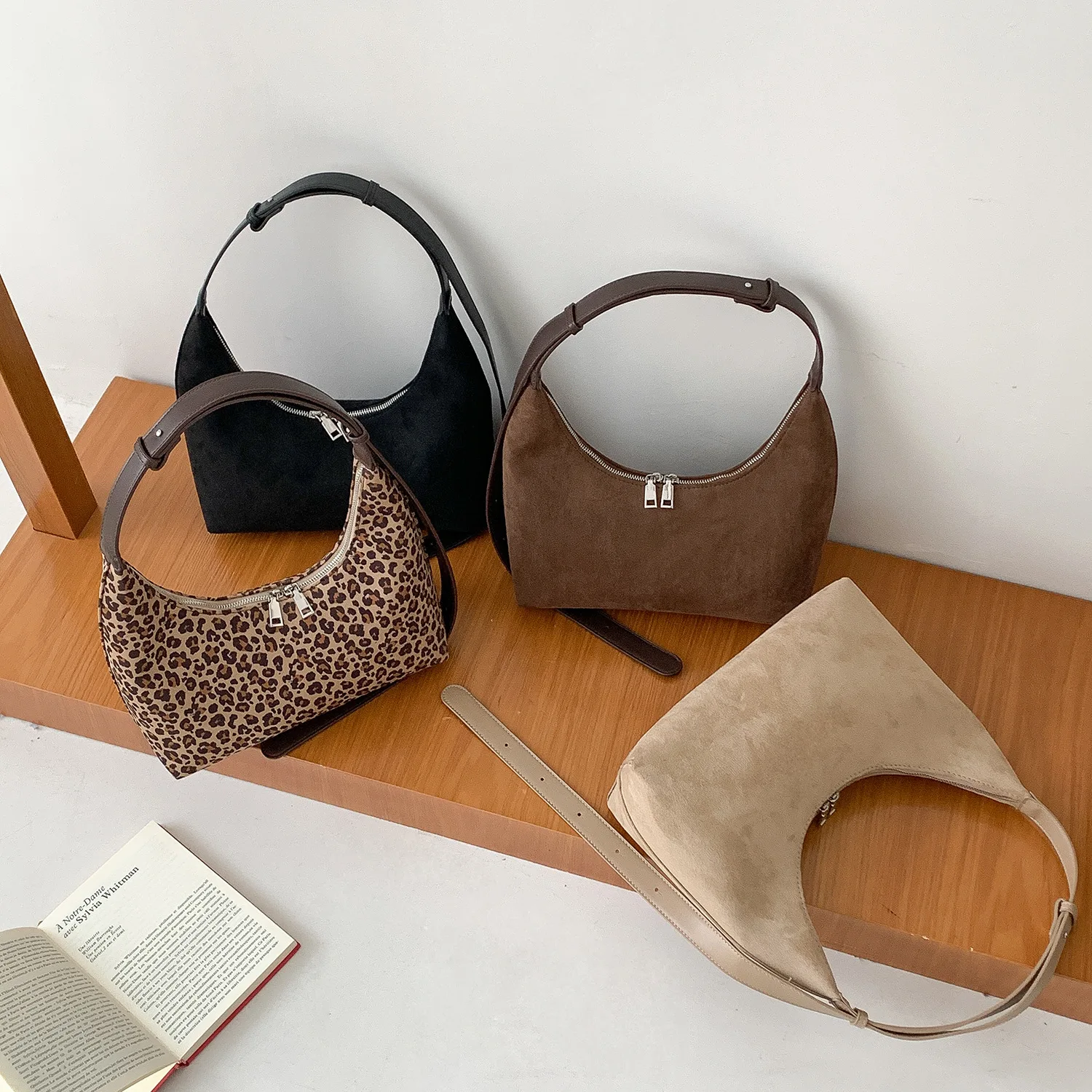 Luksusowa torebka damska w ksz – Half Moon Bag Suede recenzja i cena